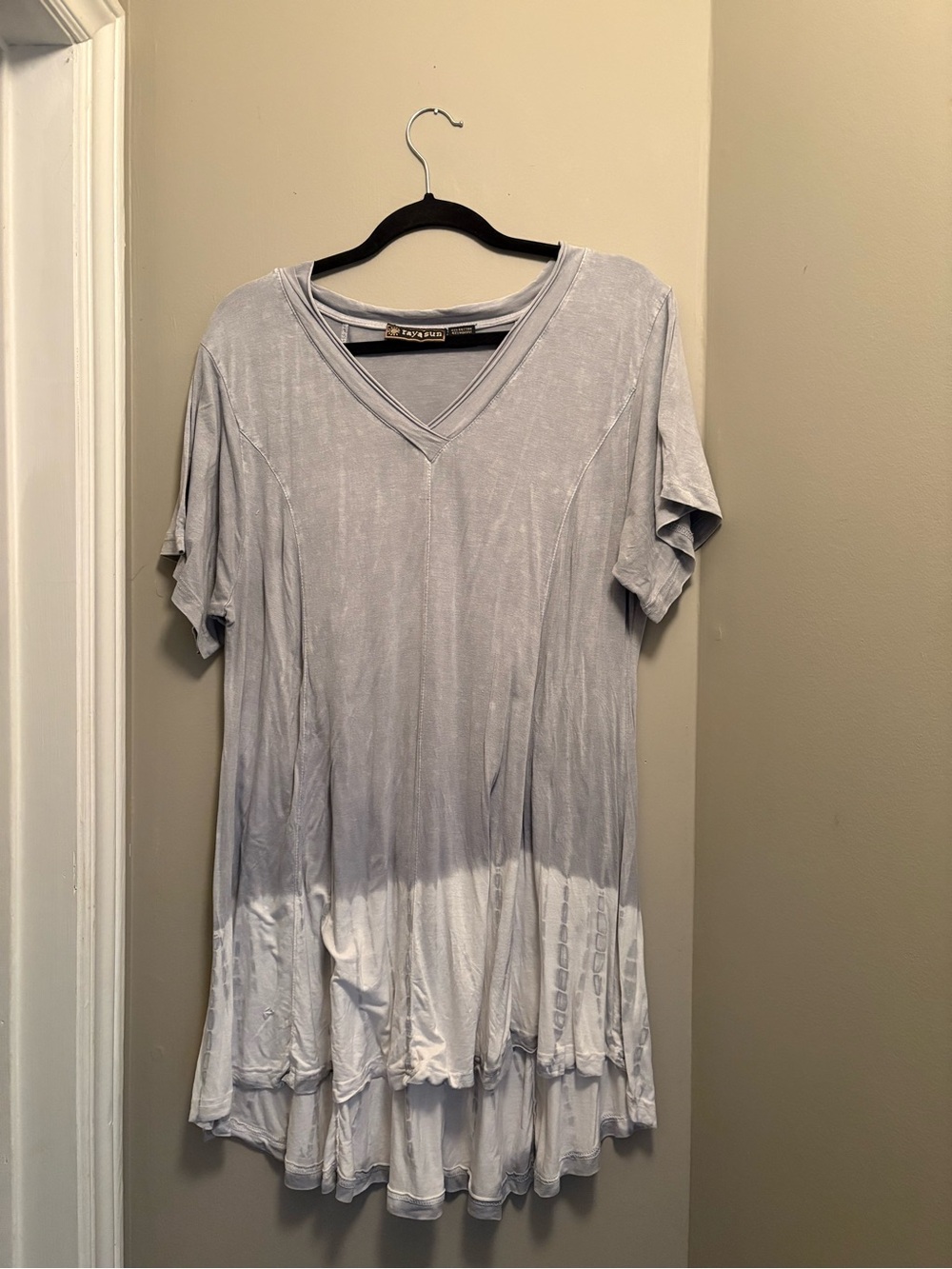 Raya Sun ☀️ Light Gray & White V-Neck Short Sleeve Tunic